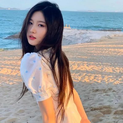 坐推土机的少女